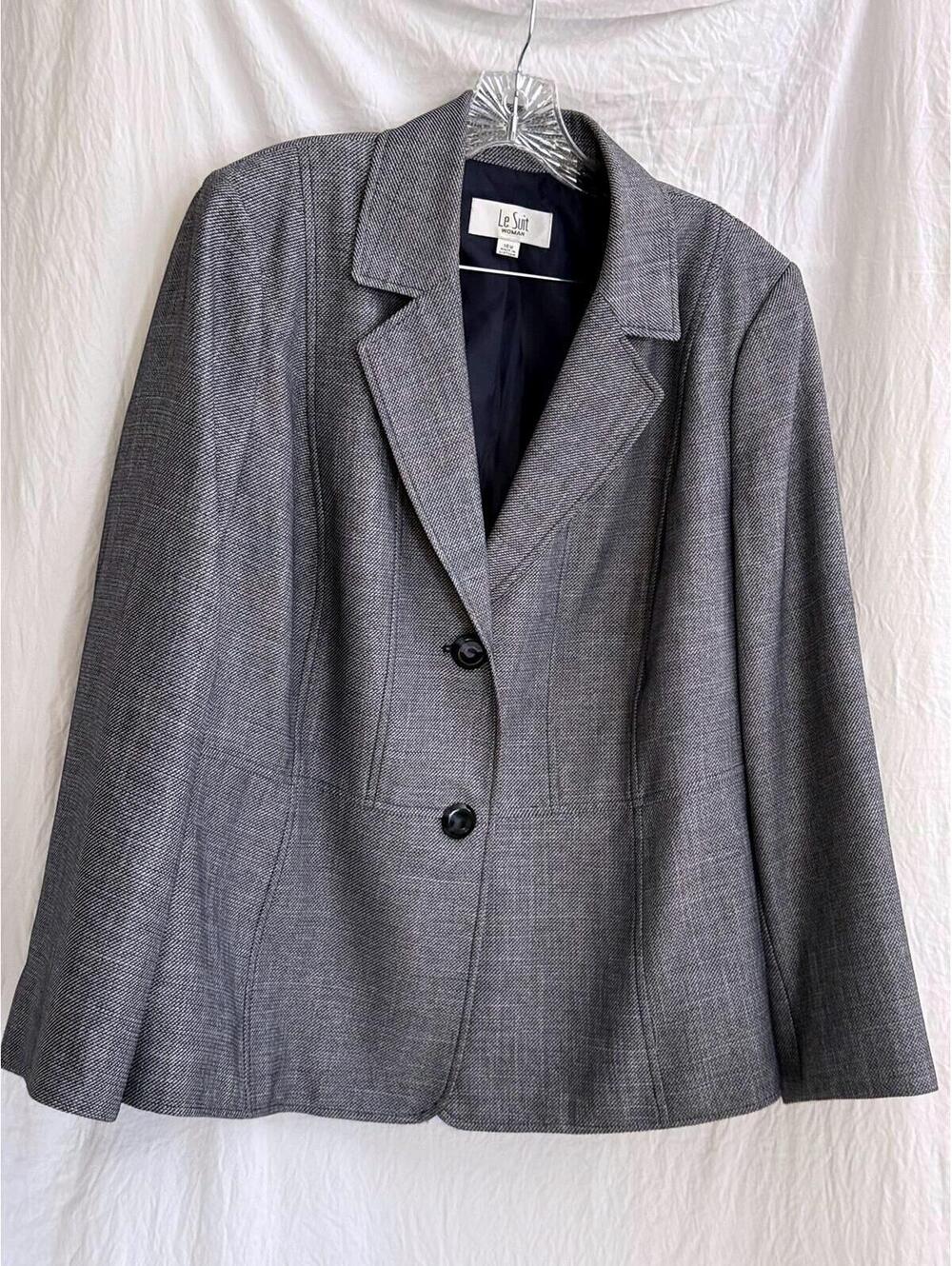 🆕LISTING🆕 Le Suit beautifully tailored blazer
